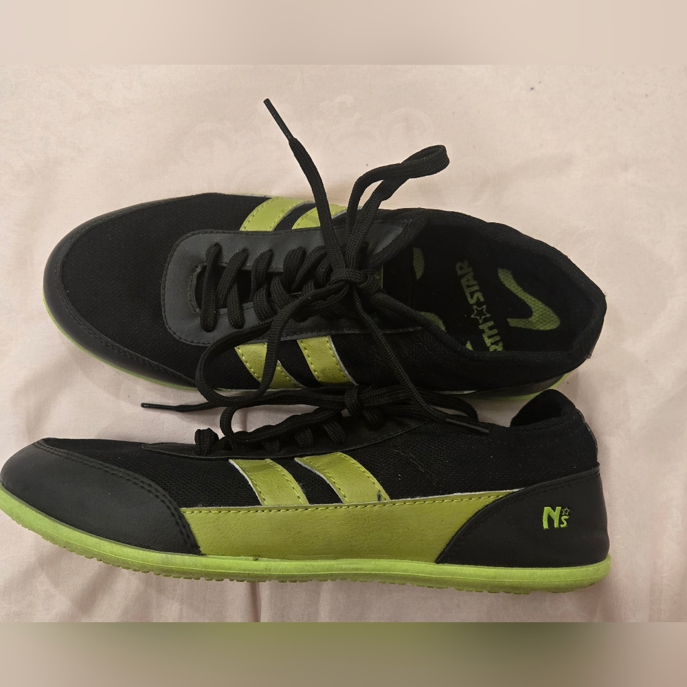 Black and Green Athletic Shoes with Dynamic Design - Picture 5 of 7